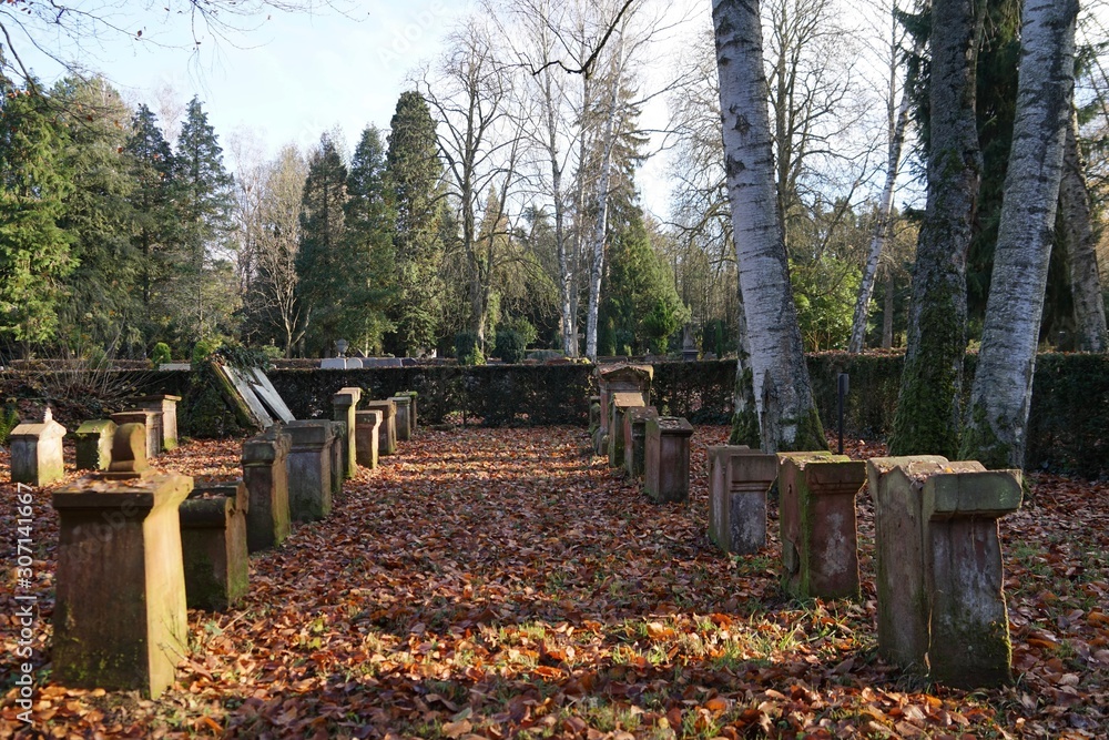 Blick vom jüdischen Teil des Landauer Friedhofs auf den christlichen Teil Blick vom jüdischen Teil des Landauer Friedhofs auf den christlichen Teil