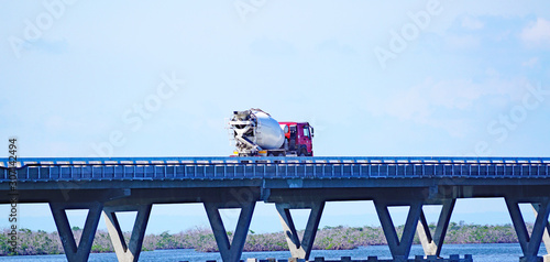 Camiones atravesando un puente en Cayo Santa María, República de Cuba © sanguer