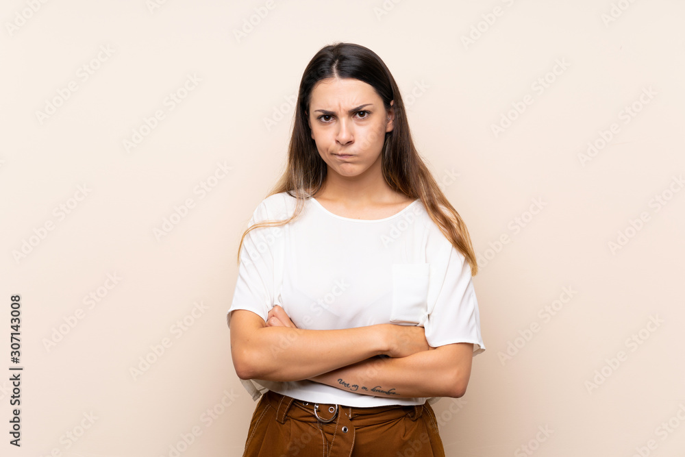 Obraz premium Young brunette woman over isolated background feeling upset