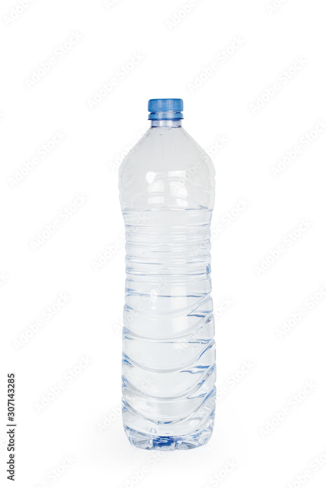 Botella de plástico de agua sobre fondo blanco aislado. Vista de frente. Concepto: Medio ambiente. Reciclado. Botella de plástico de agua sobre fondo blanco aislado. Vista de frente. Concepto: Medio ambiente. Reciclado.