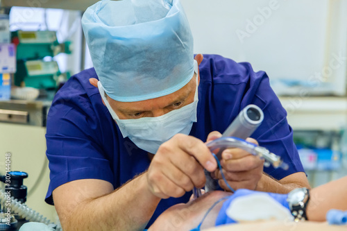 Stampa su tela Anesthesiologist performs tracheal intubation for patient