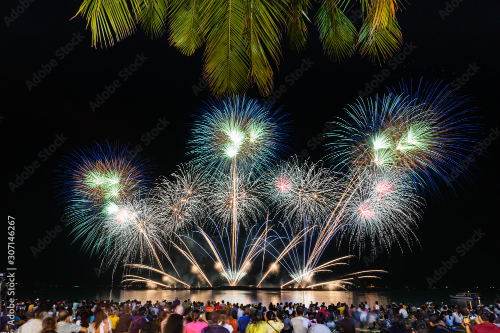 Obraz premium Fireworks display and showing of Pattaya International Fireworks Festival on Pattaya beach, Thailand.