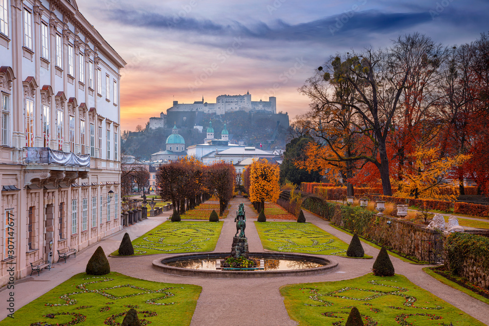 Naklejka premium Salzburg, Austria. Pejzaż miejski Salzburg, Austria z ogrodami Mirabell podczas jesiennego wschodu słońca.