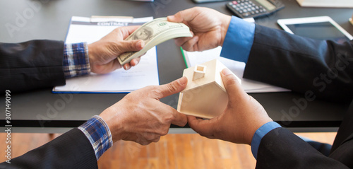 Canvas Print Businessmen are trading real estate after the completion of the contract