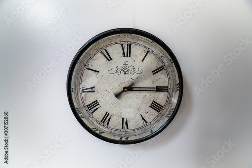 Wallpaper Mural Horloge murale en pose longue évoquant le temps qui passe Torontodigital.ca