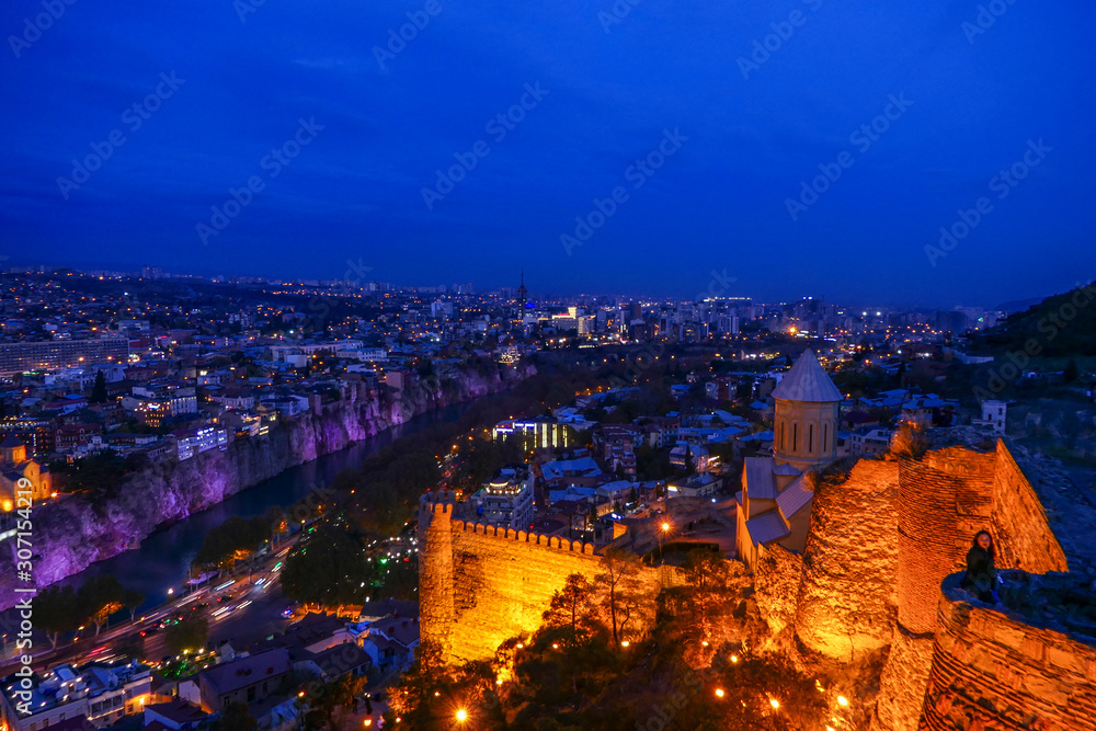 Obraz premium Tbilisi, Georgia The city at dusk and the Narilkala Fortress