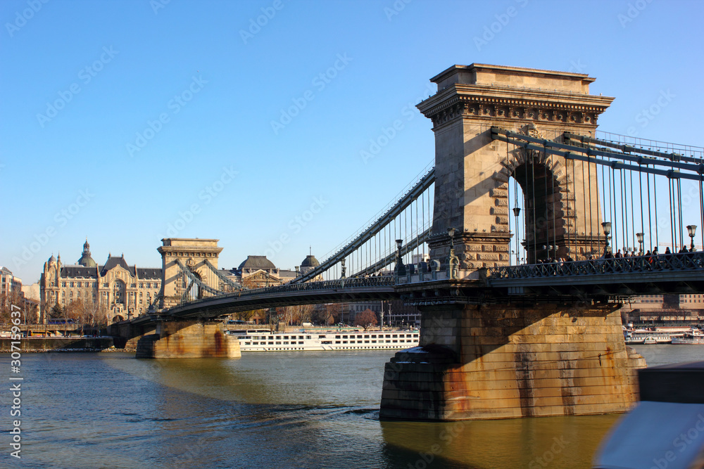 Obraz premium chain bridge