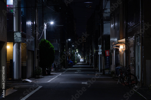 【東京都台東区】夜の街の道路 © moronobu