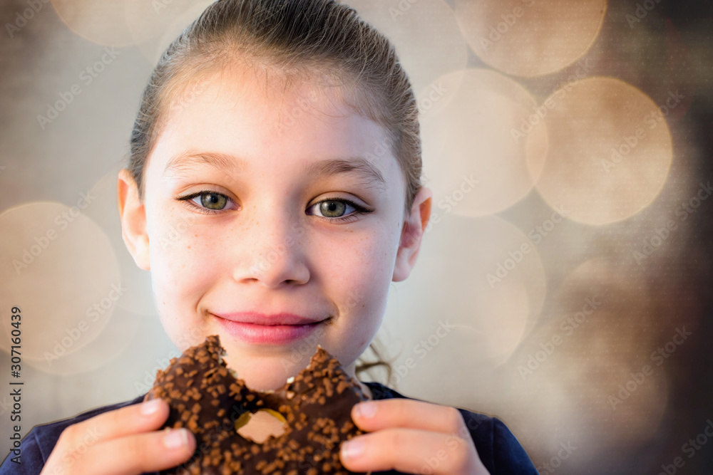 Naklejka premium cute little girl crunching in a chocolate donut