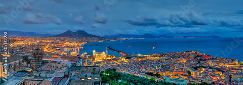 Panoramica di Napoli di notte
