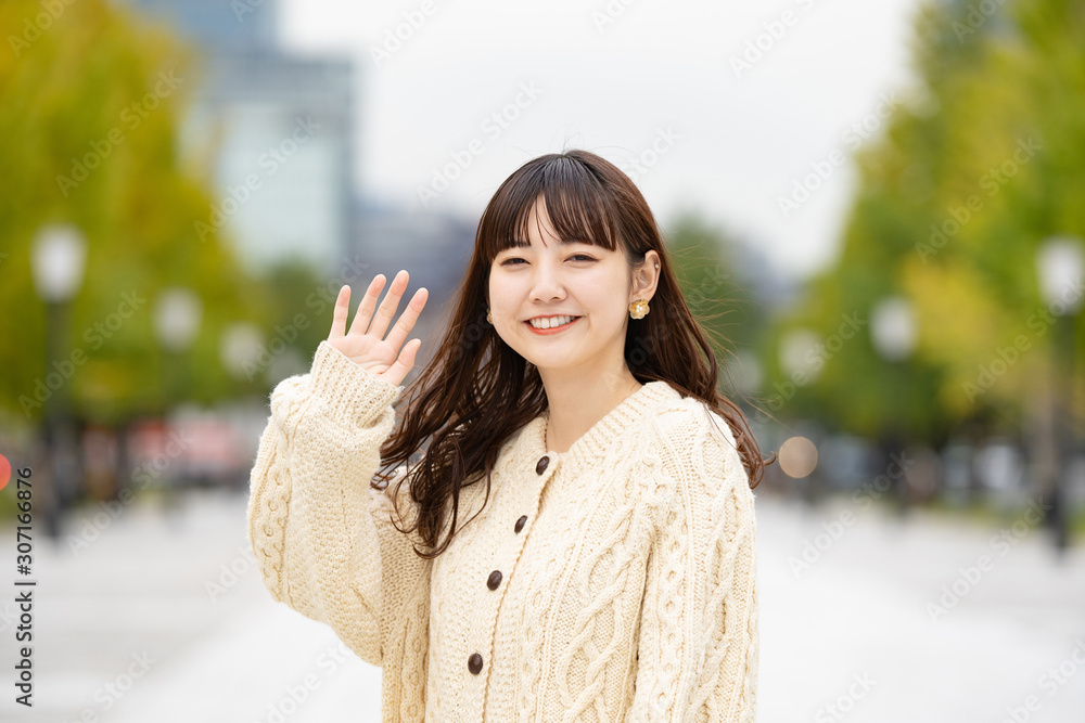 笑顔で手を振る若い女性 Stock 写真 Adobe Stock