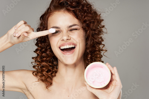 woman applying make up