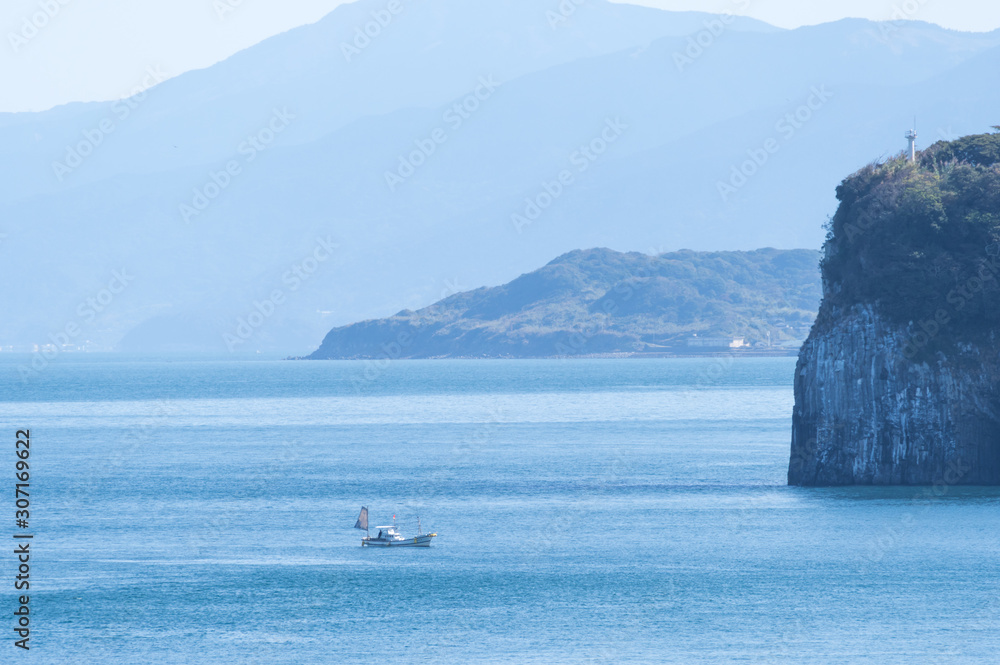 加部島から眺める鷹島と漁船の景色