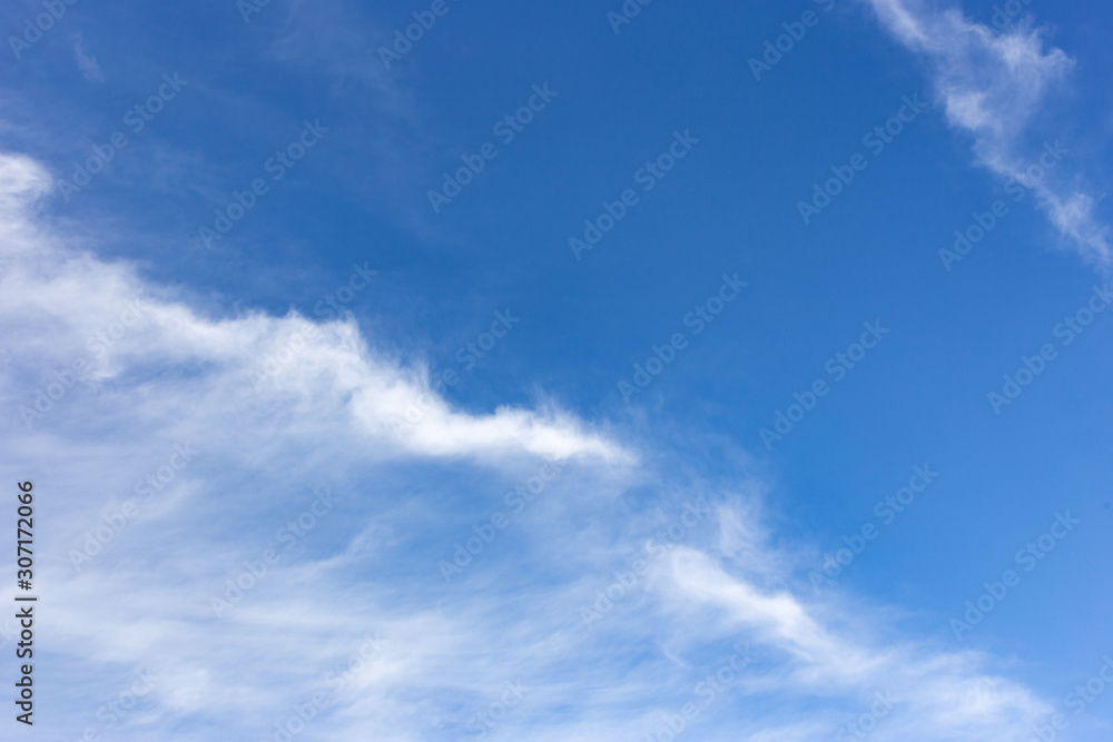 筋雲広がる空