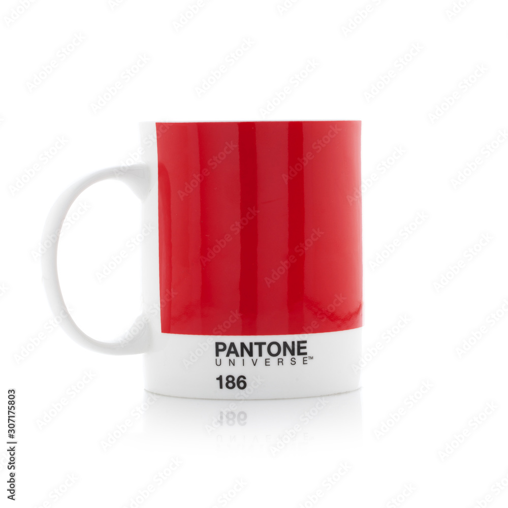 Foto Stock Pantone Universe 186 Mug on a white background | Adobe Stock