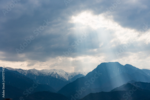 降り注ぐ光と山