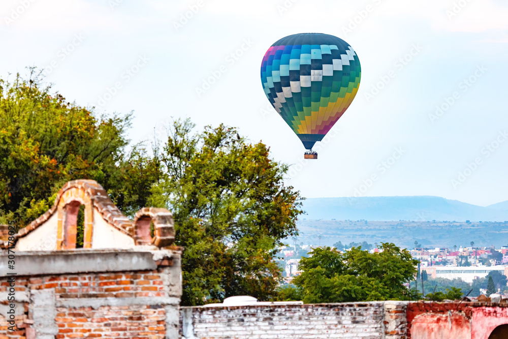 Obraz premium balon na ogrzane powietrze na niebie nad San Miguel de Allende