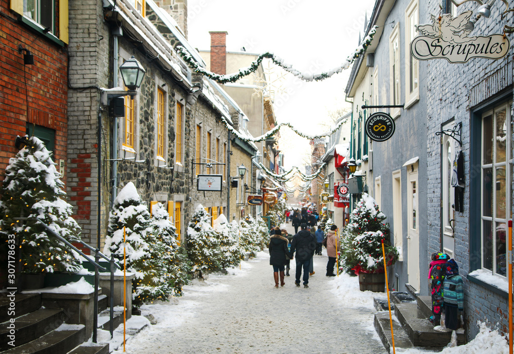 Naklejka premium Quebec, Kanada - 21 grudnia 2016: Rue du Petit-Champlain na 21 grudnia 2016 w Quebec City, Quebec, Kanada. Historyczna dzielnica miasta Quebec.