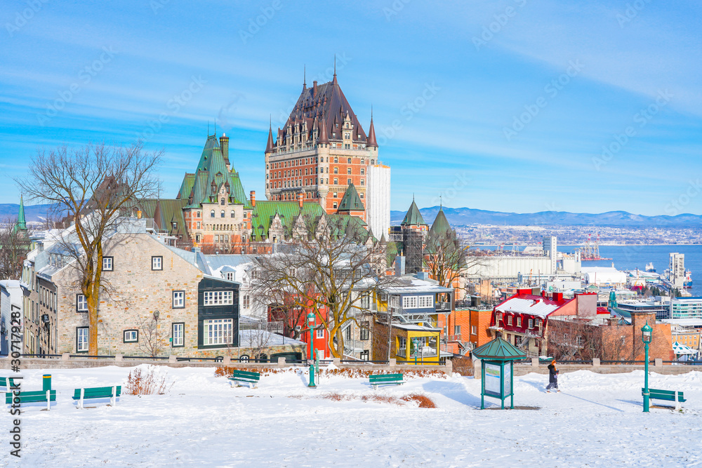 Fototapeta premium Pejzaż miasta Quebec z kultowym Chateau Frontenac zimą