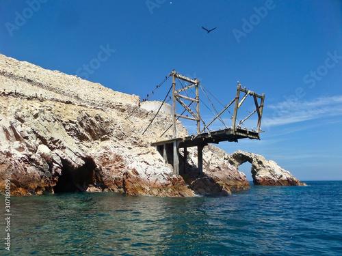 Formación rocosa en Islas Ballestas, Pisco, Ica, Peru en día soleado con el océano Pacífico 