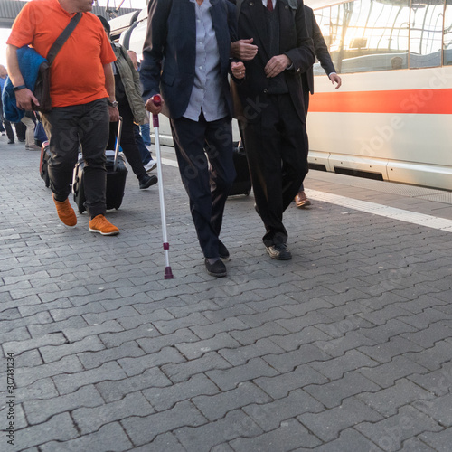 Streetlife: Menschen mit Gepäck bei der Ankunft am Bahnsteig