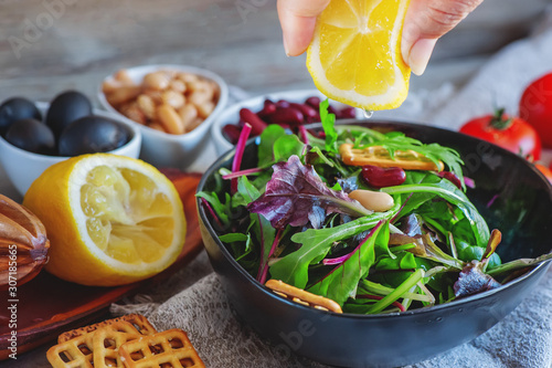Fényképezés Delicious and healthy salad with beans, arugula, tomatoes and lemon juice