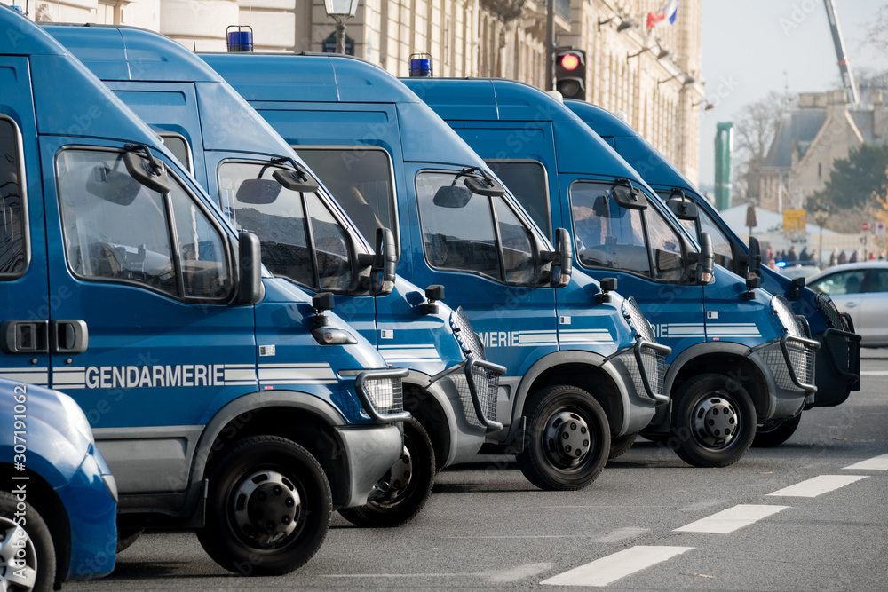 Camions de gendarmerie à paris