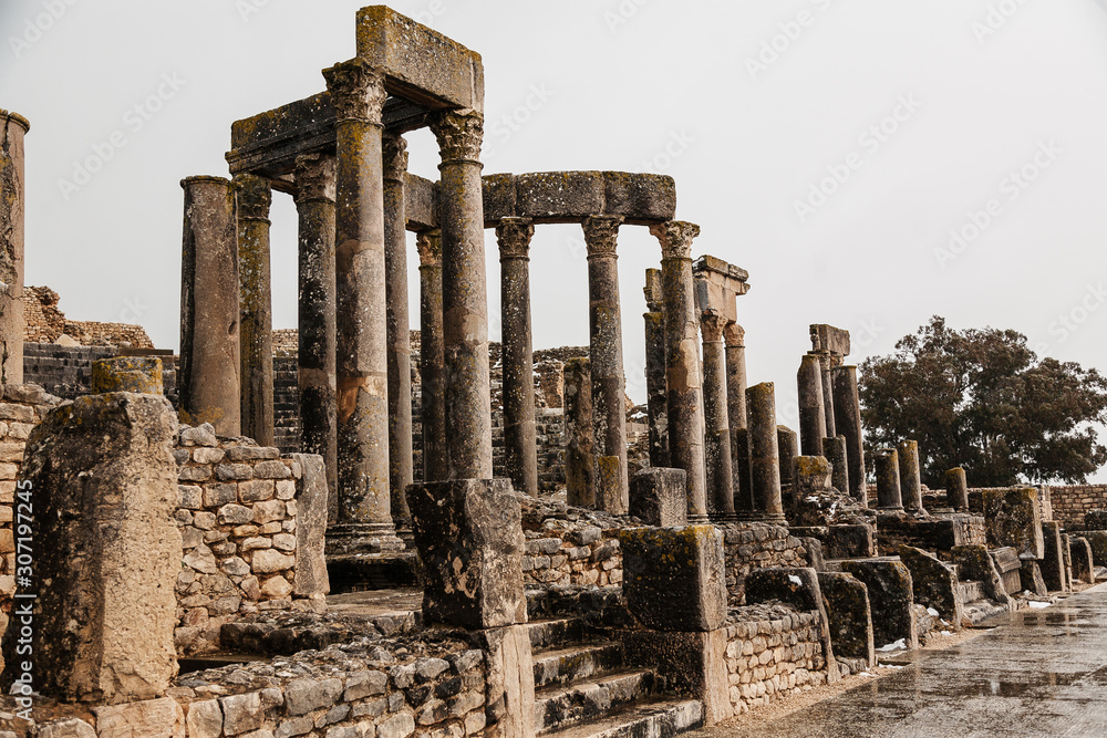 Ruinas de la ciudad romana de Dougga (Túnez), nevada