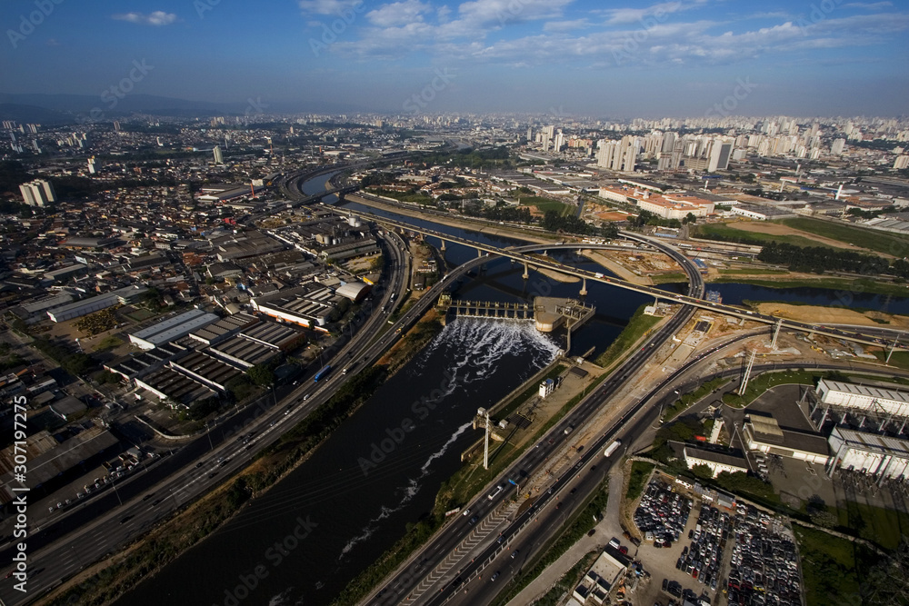 Vista aérea de São Paulo, com rios Tietê e Pinheiros