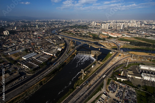 Vista aérea de São Paulo, com rios Tietê e Pinheiros