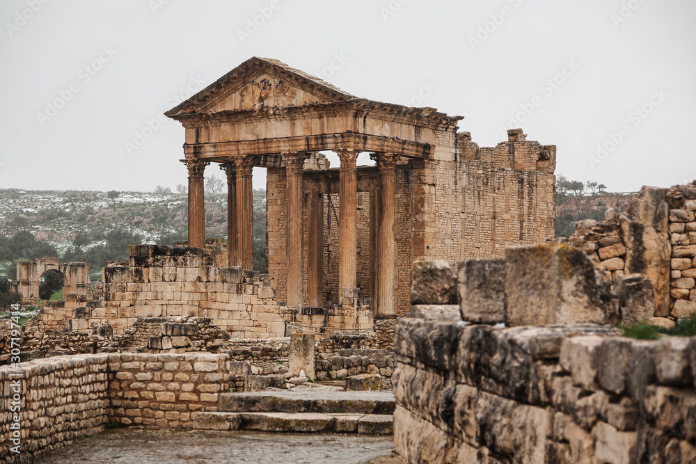 Fototapeta premium panteón. Ruinas de la ciudad romana de Dougga (Túnez), nevada
