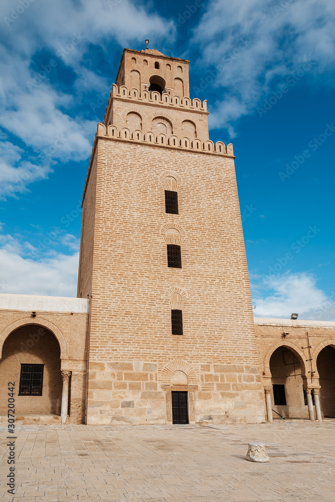 vistas desde el patio interior de kairouan gran mezquita, torre. Túnez