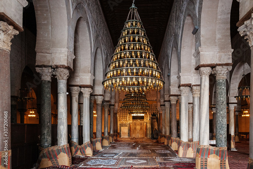 Interior de la  gran mezquita de kairouan, estilo arabe, arcadas, alfombras, zona de rezar, religión musulmana. Imán. photo