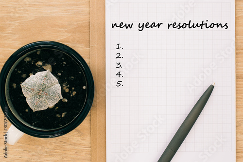 Obraz na płótnie New year resolutions concept, notepad with pen and number list, top view w salonie