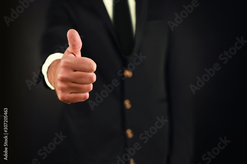 Hombre de negocios haciendo el símbolo de aprobación con el dedo pulgar 