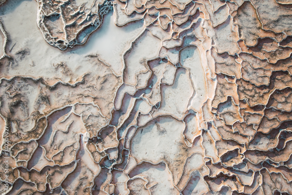 Trail that leaves the limestone water on the surface of the rocks.