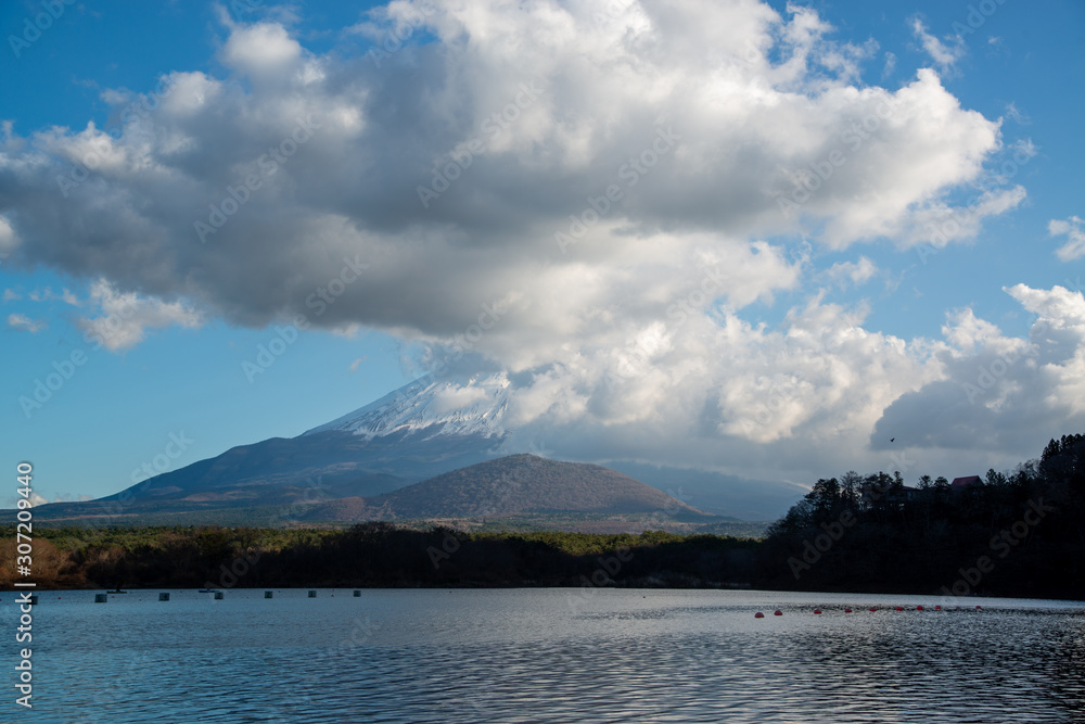 精進湖　雲に隠れる富士山