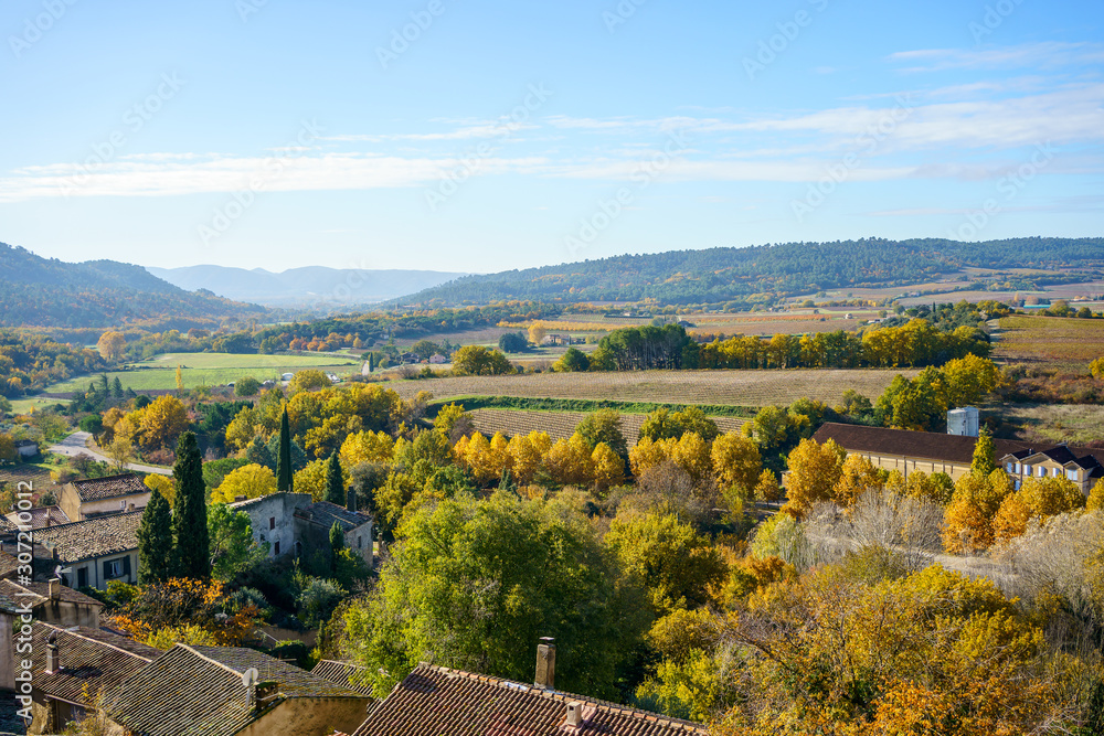 Vue panoramique sur la vallée de Luberon en automne, Provence, France depuis le village d'Ansouis.