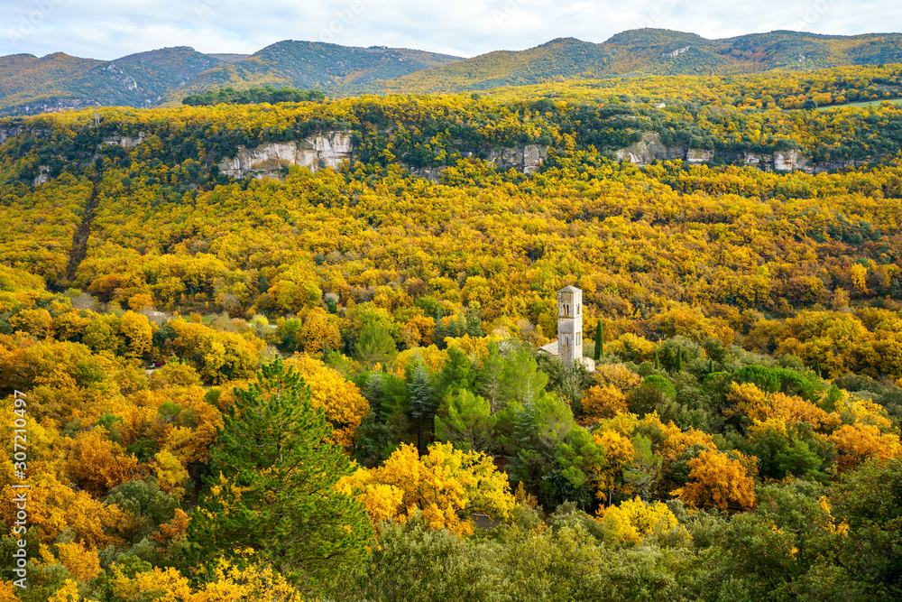 Vue panoramique sur le foret automnal dans le parc national de Luberon, Provence, France. Prieuré Saint-Symphorien de Bonnieux