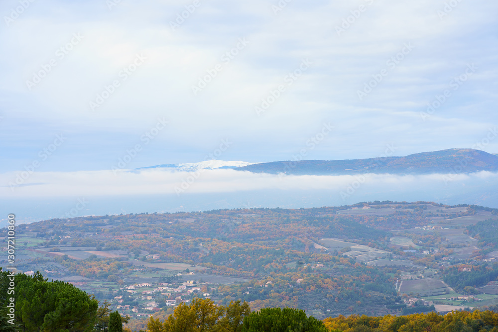 Vue panoramique sur le Mont Ventoux, vallée d'Apt en automne. Brouillard au pied de montagne. Provence, France, Saignon.