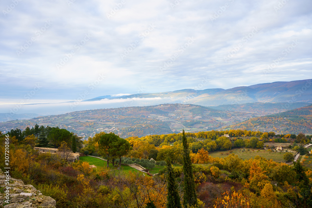 Vue panoramique sur le Mont Ventoux, vallée d'Apt en automne. Brouillard au pied de montagne. Provence, France, Saignon.