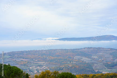 Obraz na płótnie Vue panoramique sur le Mont Ventoux, vallée d'Apt en automne. Brouillard au pied de montagne. Provence, France, Saignon. w salonie