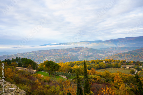 Obraz na płótnie Vue panoramique sur le Mont Ventoux, vallée d'Apt en automne. Brouillard au pied de montagne. Provence, France, Saignon. w salonie