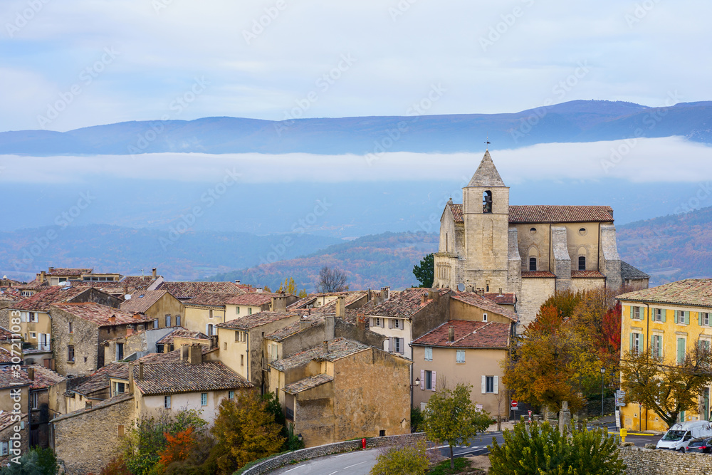 Vue panoramique sur le village de Saignon en automne, Provence, Luberon, France.