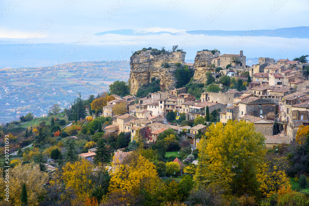 Vue panoramique sur le village de Saignon en automne, Provence, Luberon, France. Mont Ventoux enneigé en arrière-plan. 