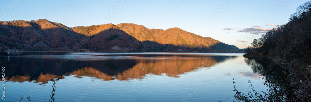 夕焼け　水面に写る山並み　パノラマ　本栖湖