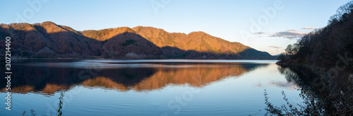 夕焼け 水面に写る山並み パノラマ 本栖湖