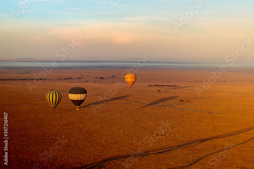 Φωτογραφία High angle shot of three air balloons at sunrise in Masai mara national park in