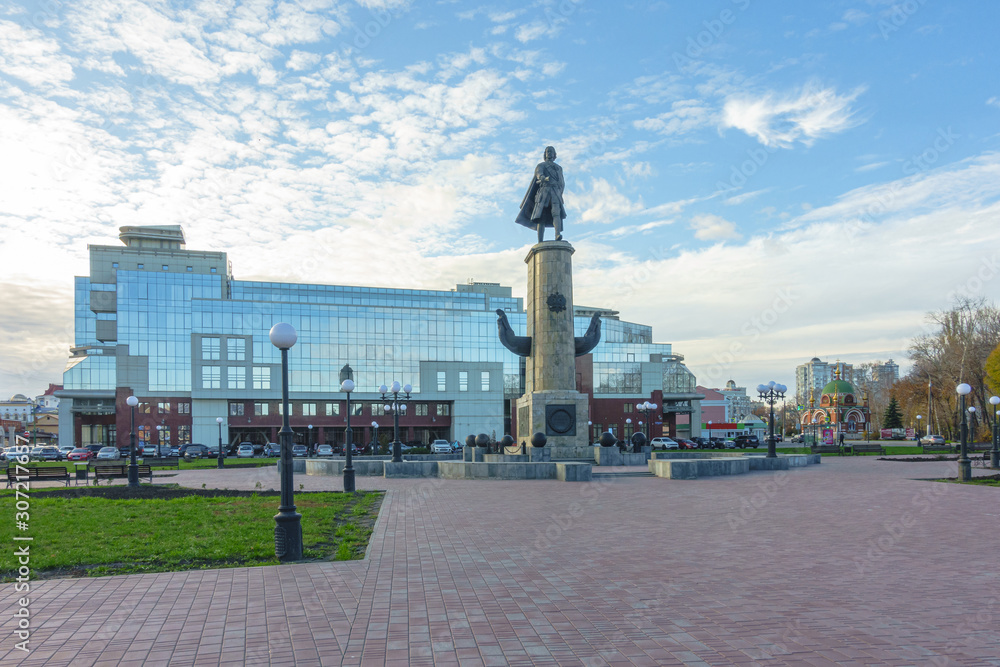 Obraz premium Statue of Peter the Great on Peter the Great square in Lipetsk