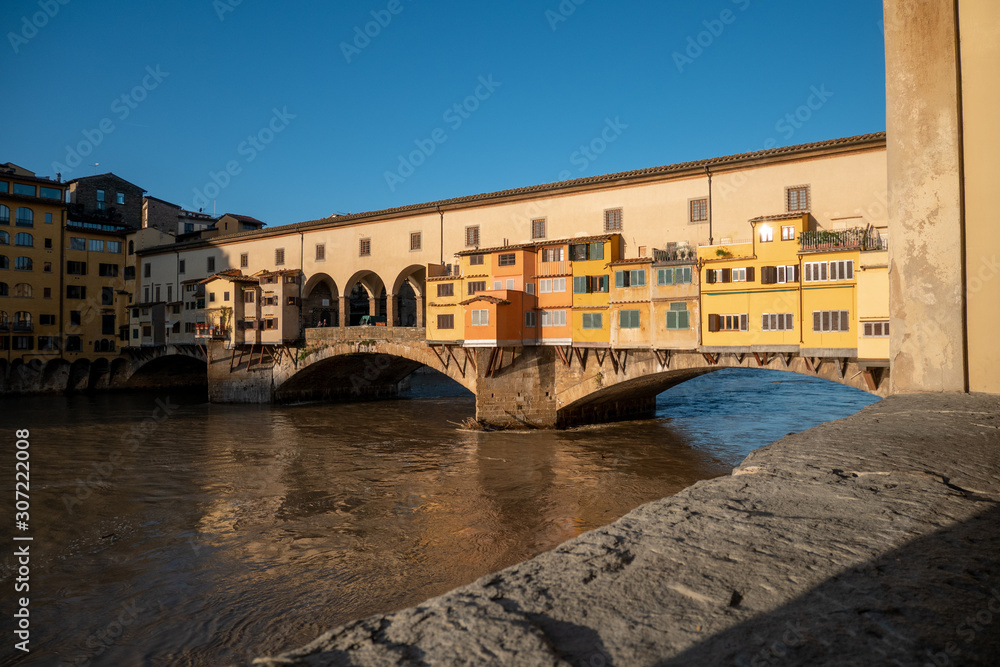 Onte Vecchio sobre el río Arno, Italia.